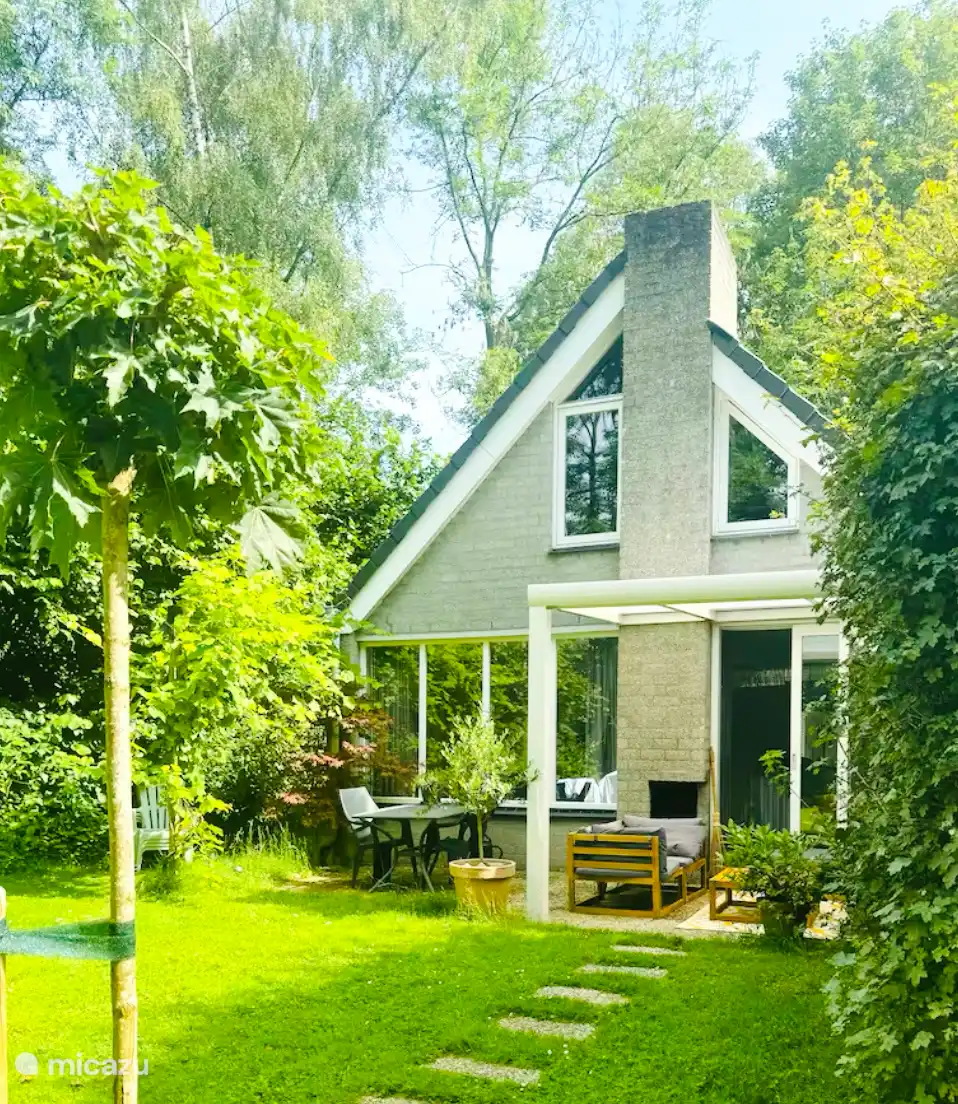 Hinterhaus, mit Vordach, Außenkamin und Sitzecke