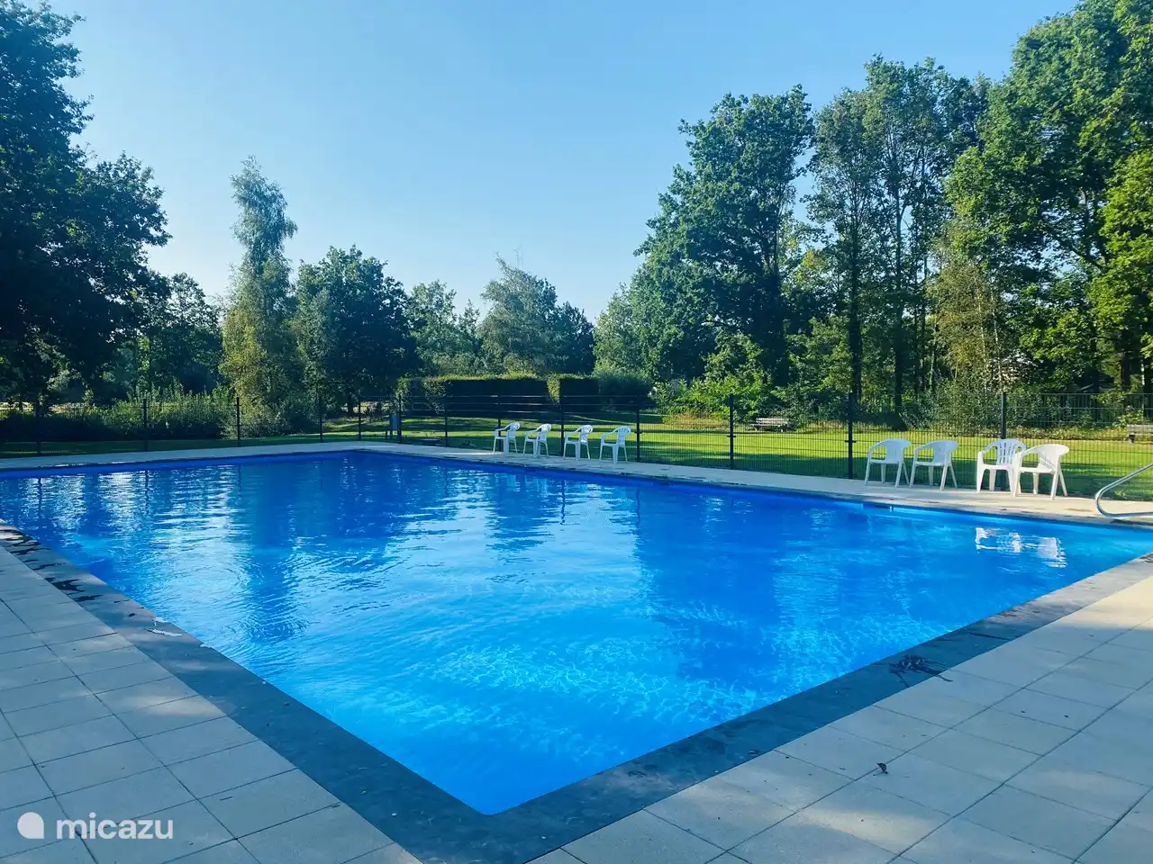 Beheizter Außenpool mit Liegewiese. 