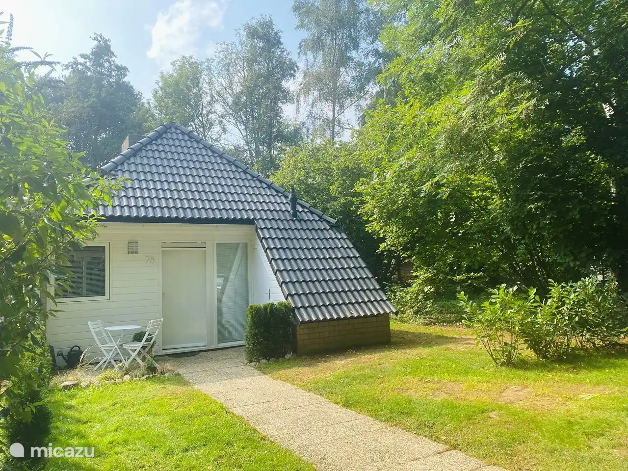 Vorderhaus und genügend Platz zum Parken des Autos.