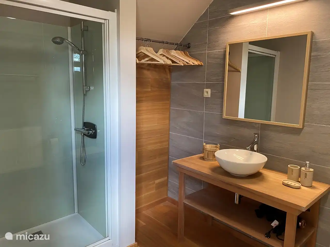 Chaque chambre dispose soit d'une douche et d'un lavabo privés, soit d'une salle de bain complète. C'est la salle de bain de la chambre du premier étage à l'arrière.