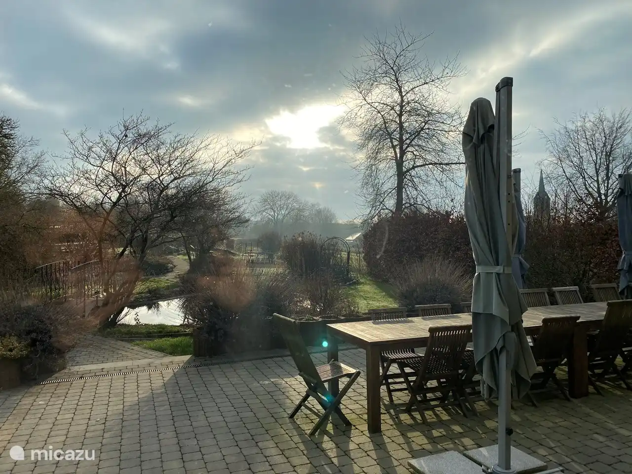 Terrasse à l'arrière de la maison avec vue sur le jardin