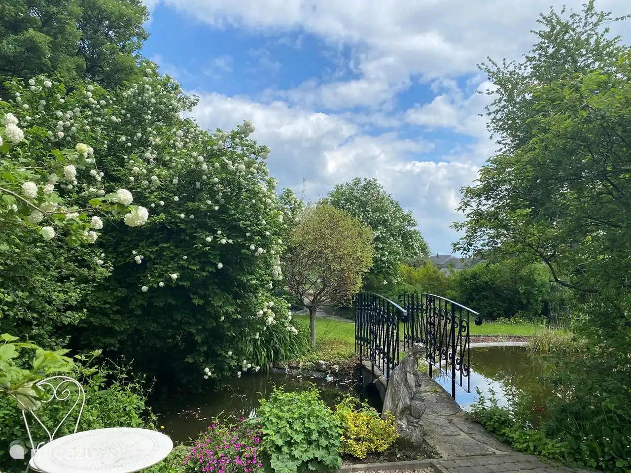 Étang avec passerelle