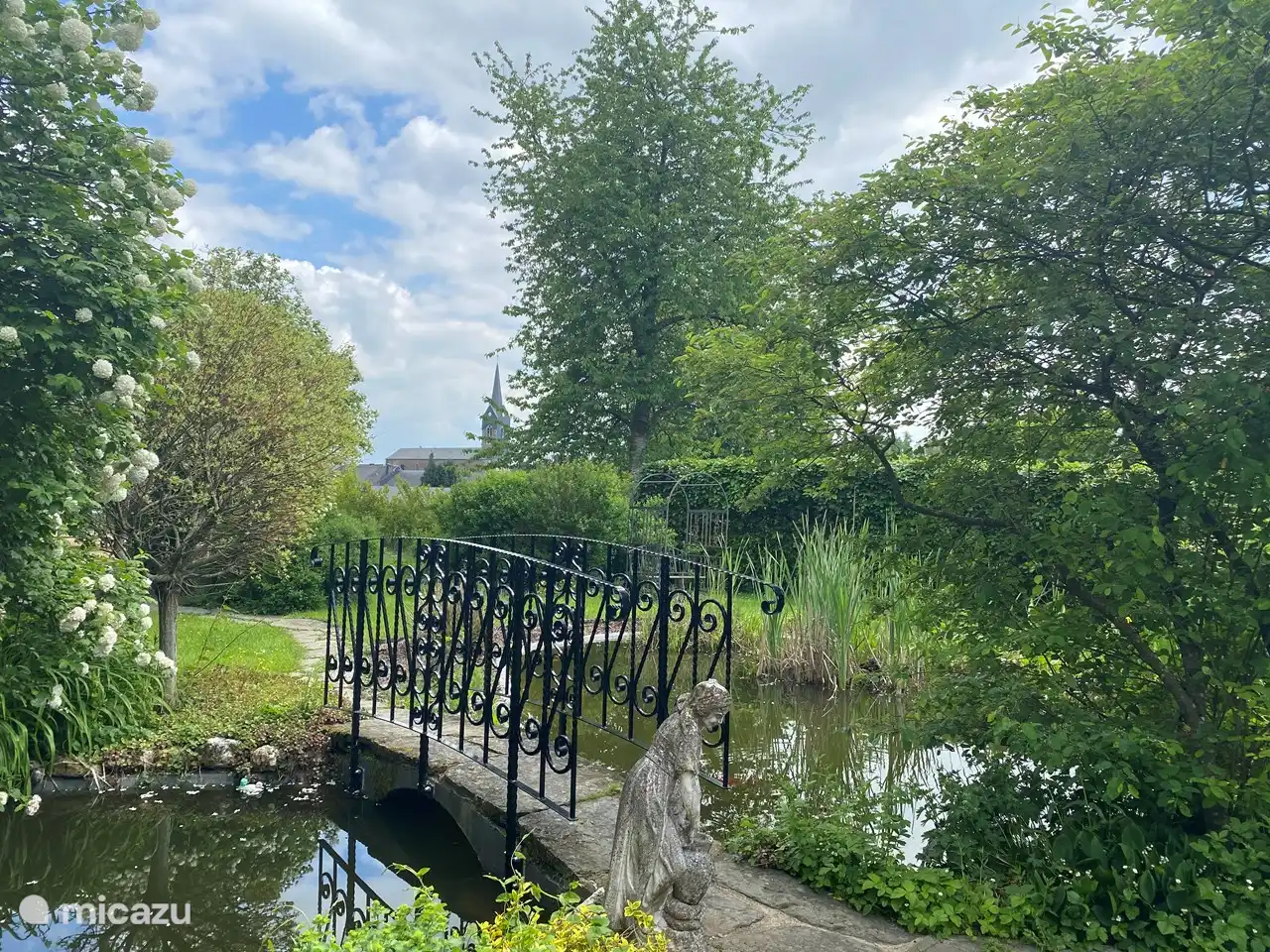 L'étang avec le clocher de l'église du village au fond