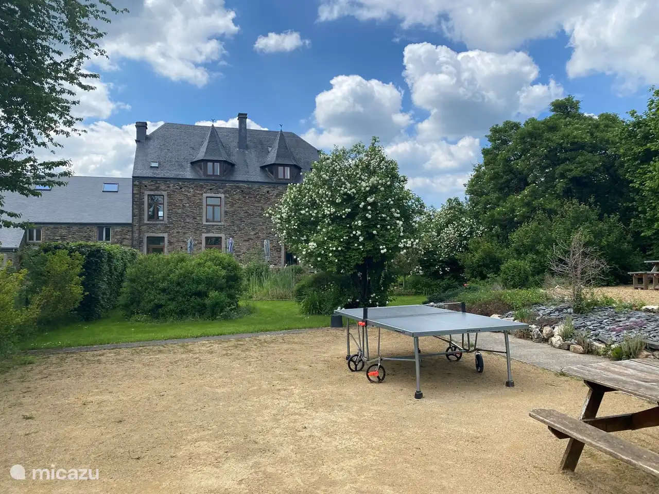 Dans le jardin, vous trouverez également un terrain de pétanque, une table de ping-pong et une deuxième terrasse. (Matériel pour jeu de boules, Kubb, tennis de table, ...) se trouve dans la maison.