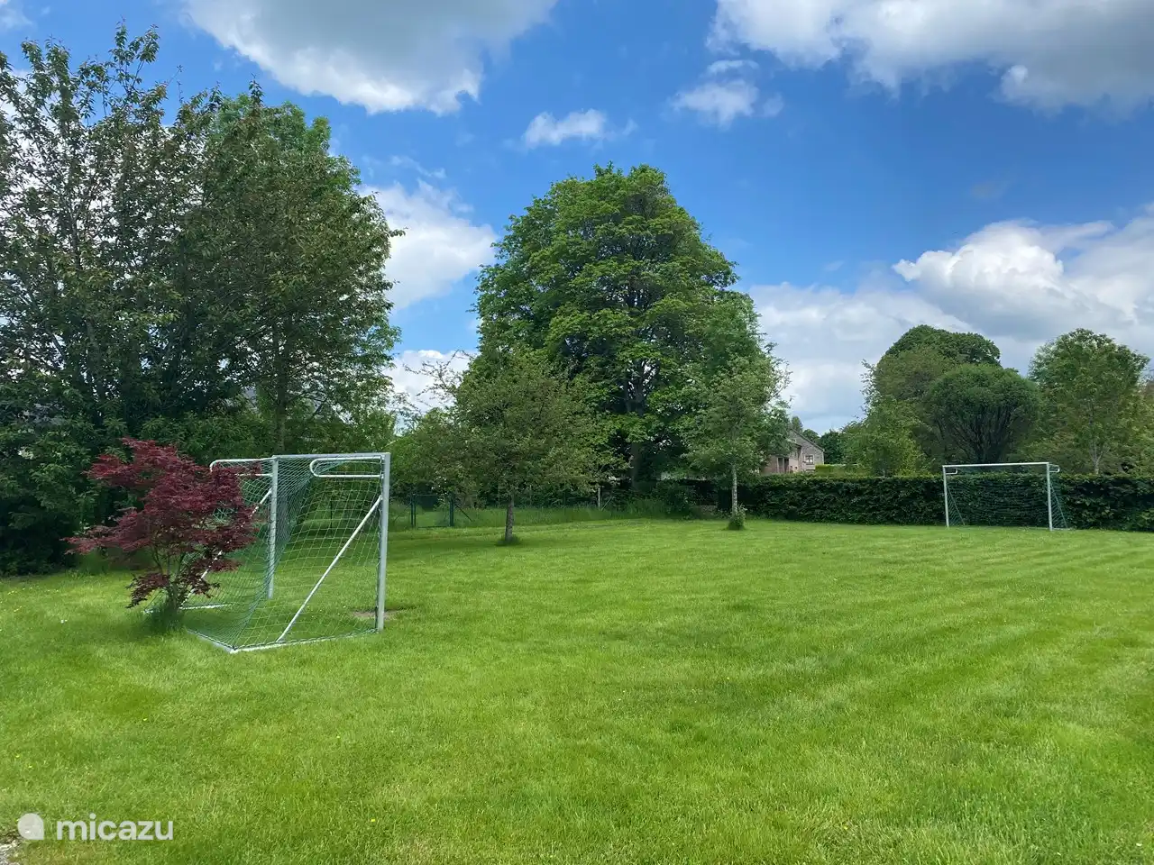 Au fond du jardin se trouve le terrain de foot