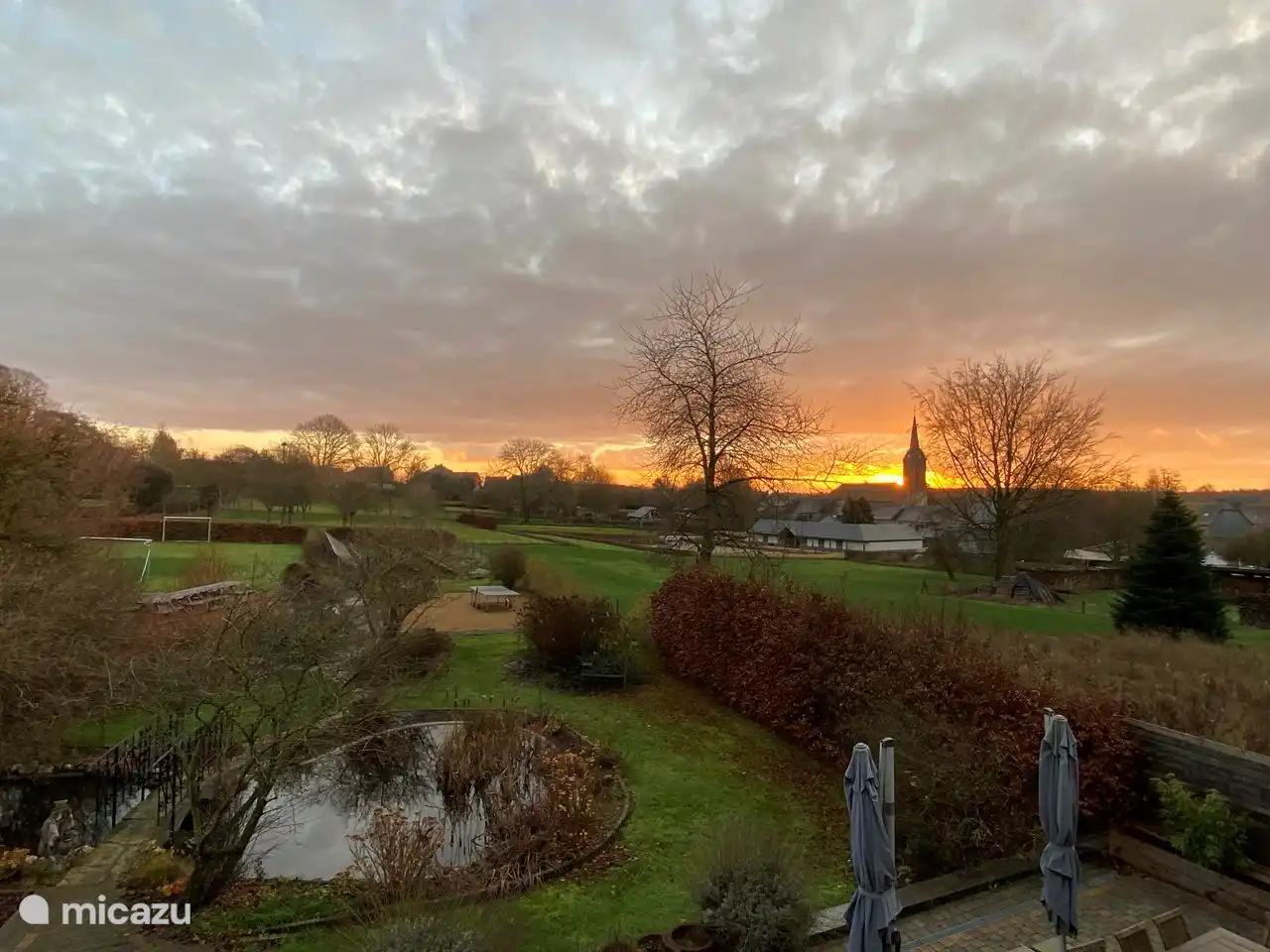 Vue de la partie avant du jardin depuis les chambres à l'arrière