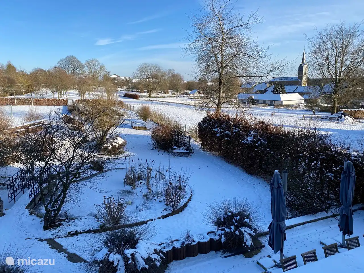 Le jardin sous la neige