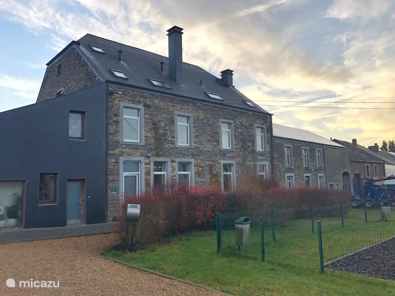 Façade de la maison (du parking)