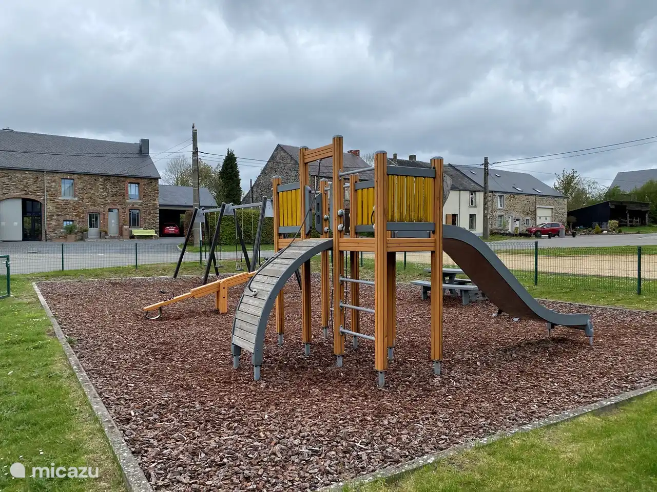 Aire de jeux devant - idéal pour les plus petits