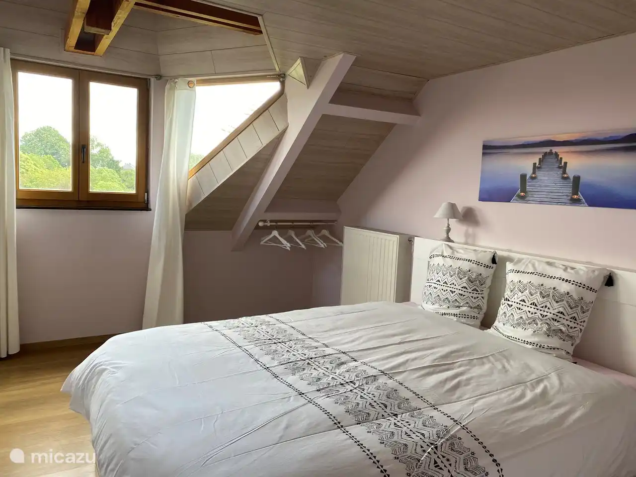 La chambre 6 a (tout comme la chambre 8) une tourelle romantique à l'arrière