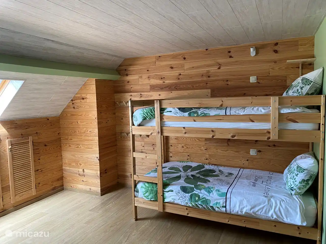 Dans la chambre 7, vous trouverez, en plus du lit double, également un lit superposé