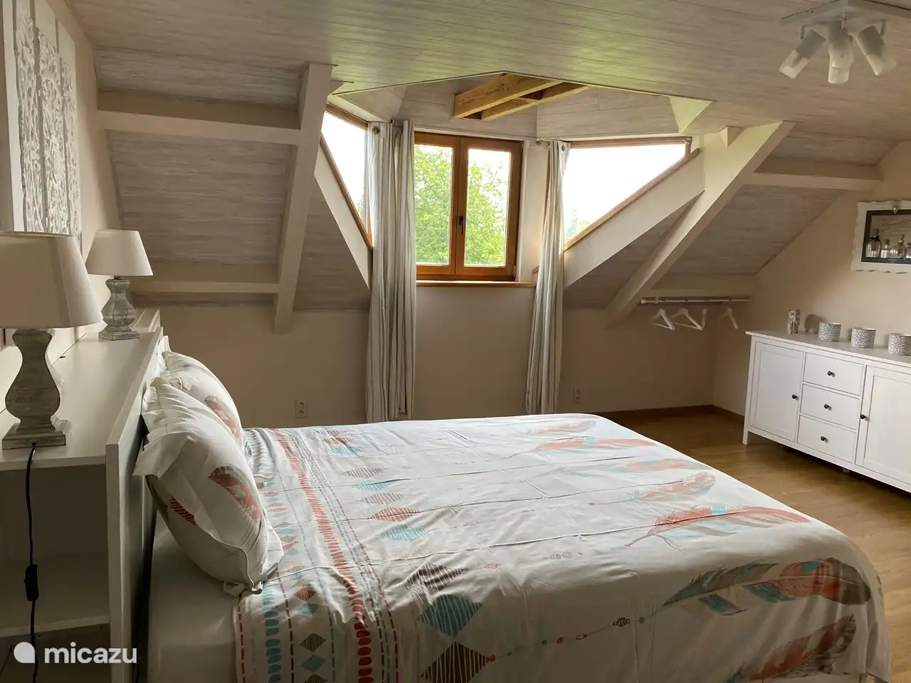 La chambre 8 (à l'arrière du 2ème étage) a un lit double et un lit bébé