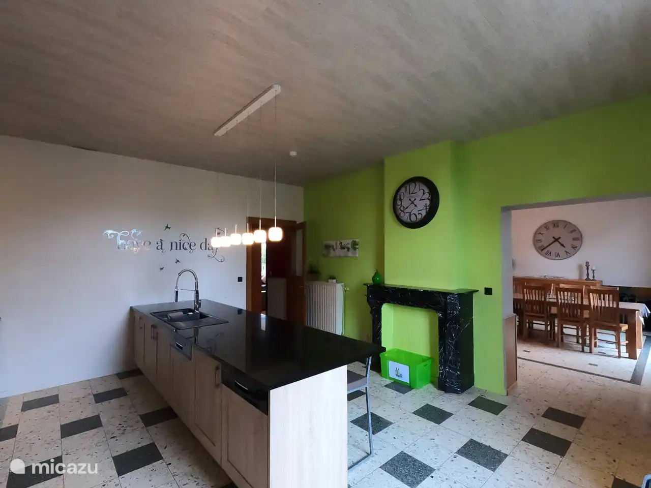 La cuisine est équipée de 2 lave-vaisselle, 2 plaques électriques, 2 réfrigérateurs, congélateur, micro-onde, ...