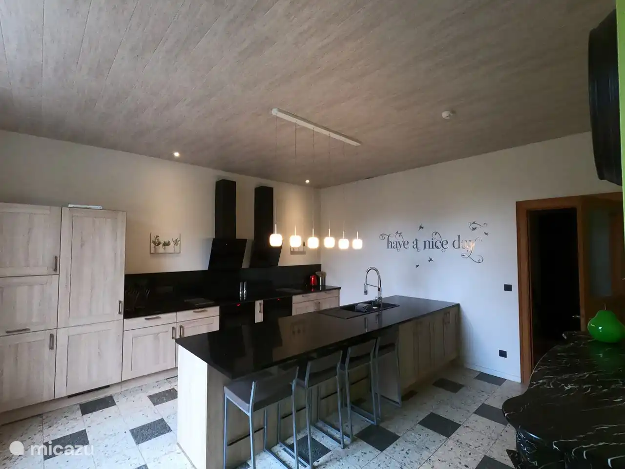 Il y a aussi un coin bar/apéritif dans la cuisine pour prendre un verre tout en cuisinant