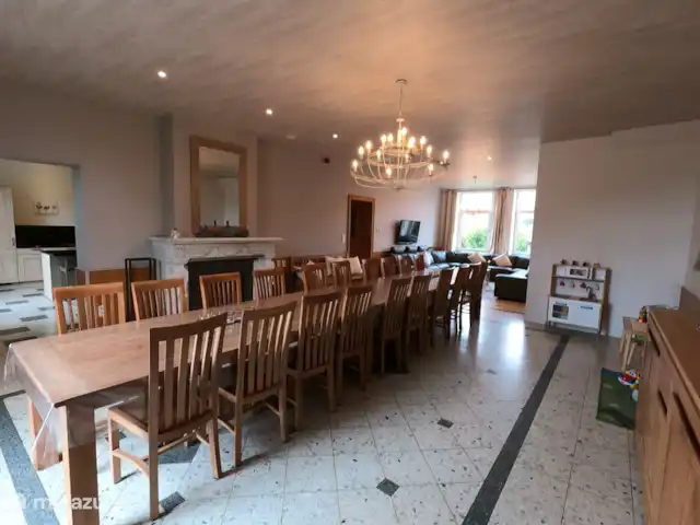 La Riennaise | Belgique, Ardennes, Gedinne - maison de vacances Coin repas juste à côté de la cuisine avec 20 chaises et foyer chaleureux