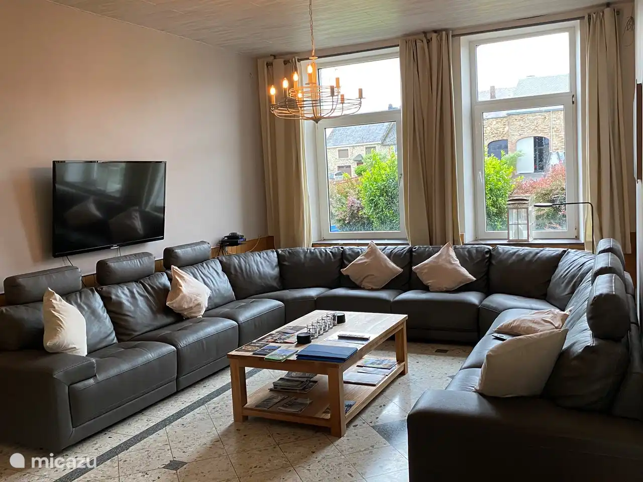 À l'avant, vous trouverez le salon avec un grand canapé en forme de U