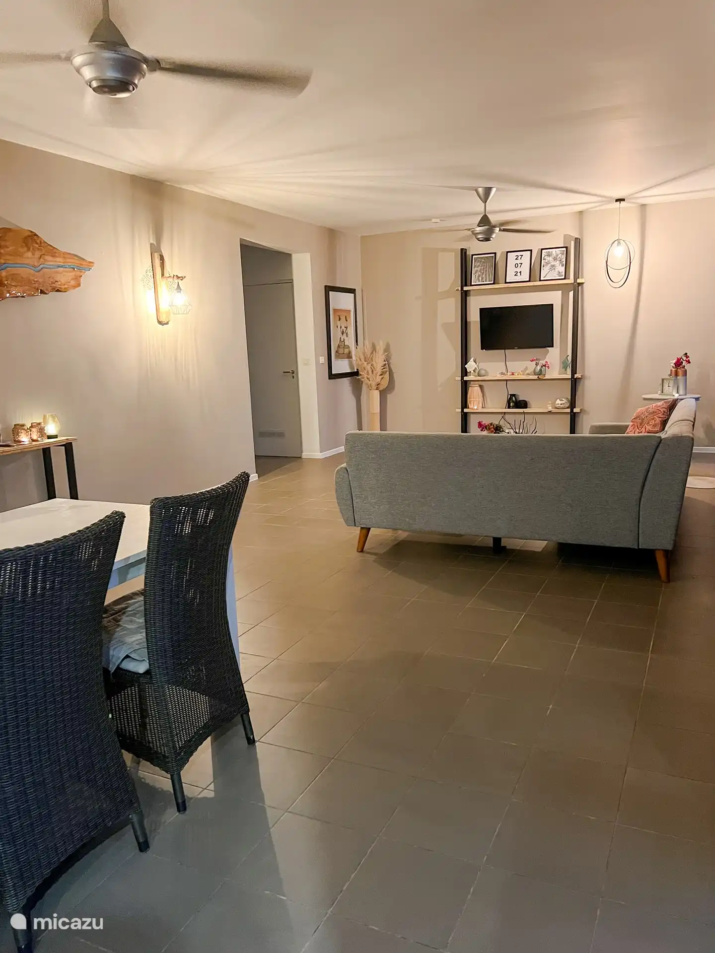 Sala de estar con comedor.