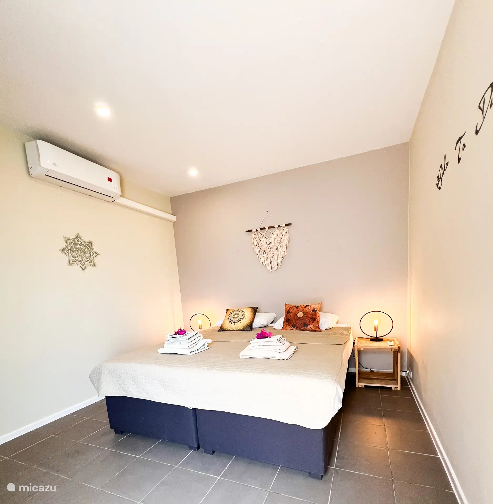 Dormitorio principal (aire acondicionado) con baño privado y vestidor.