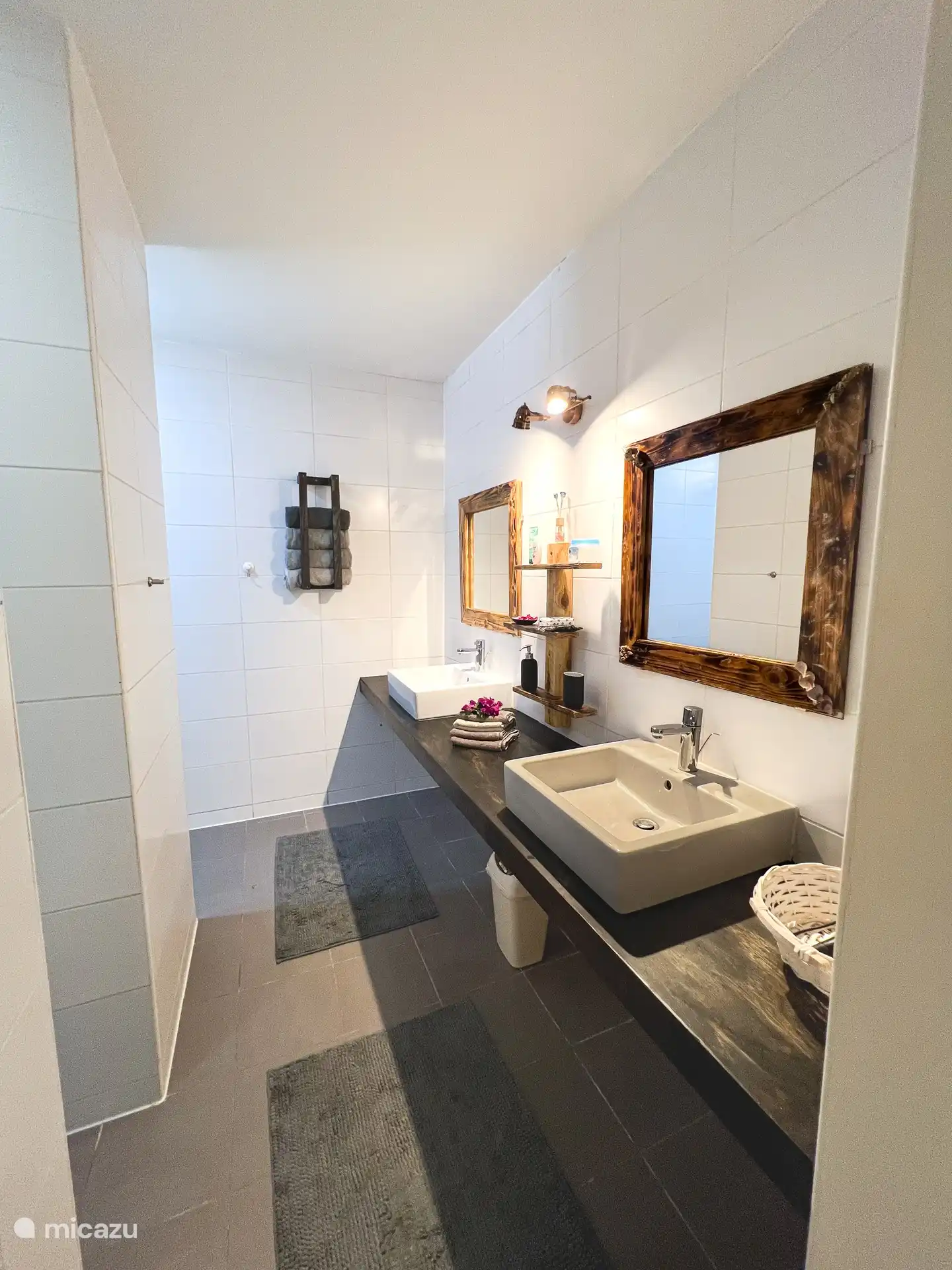 Baño privado con lavabos, ducha y toilette.