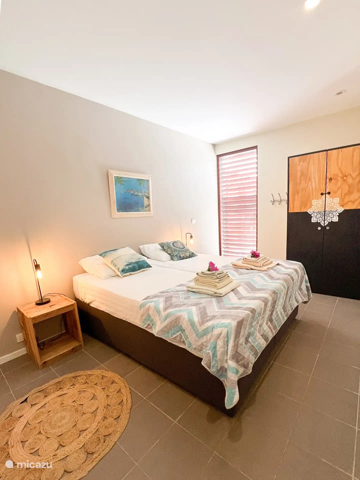 2º dormitorio (aire acondicionado) con baño compartido con el dormitorio 3.