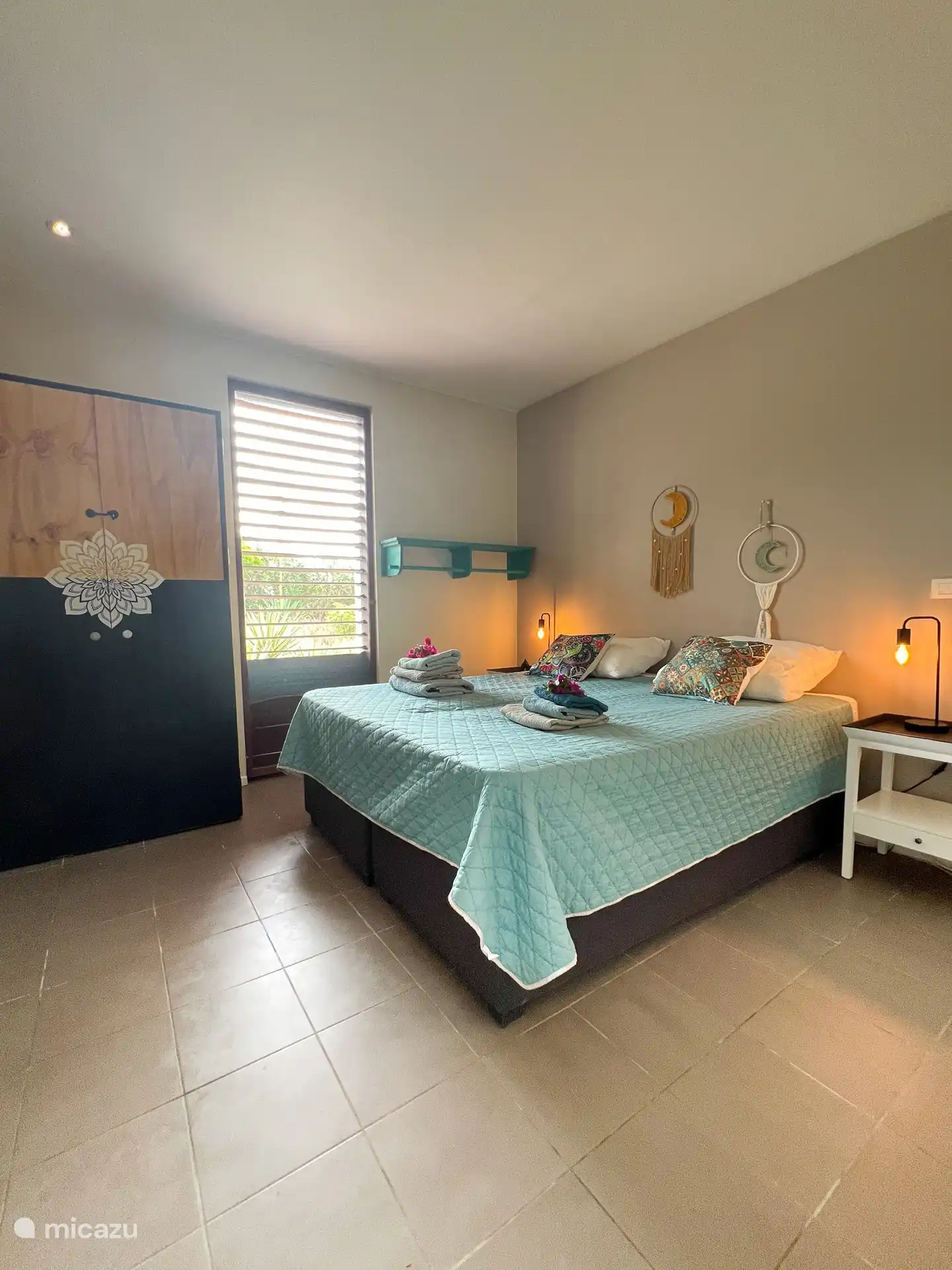 3er dormitorio (aire acondicionado) con baño compartido con el dormitorio 2.