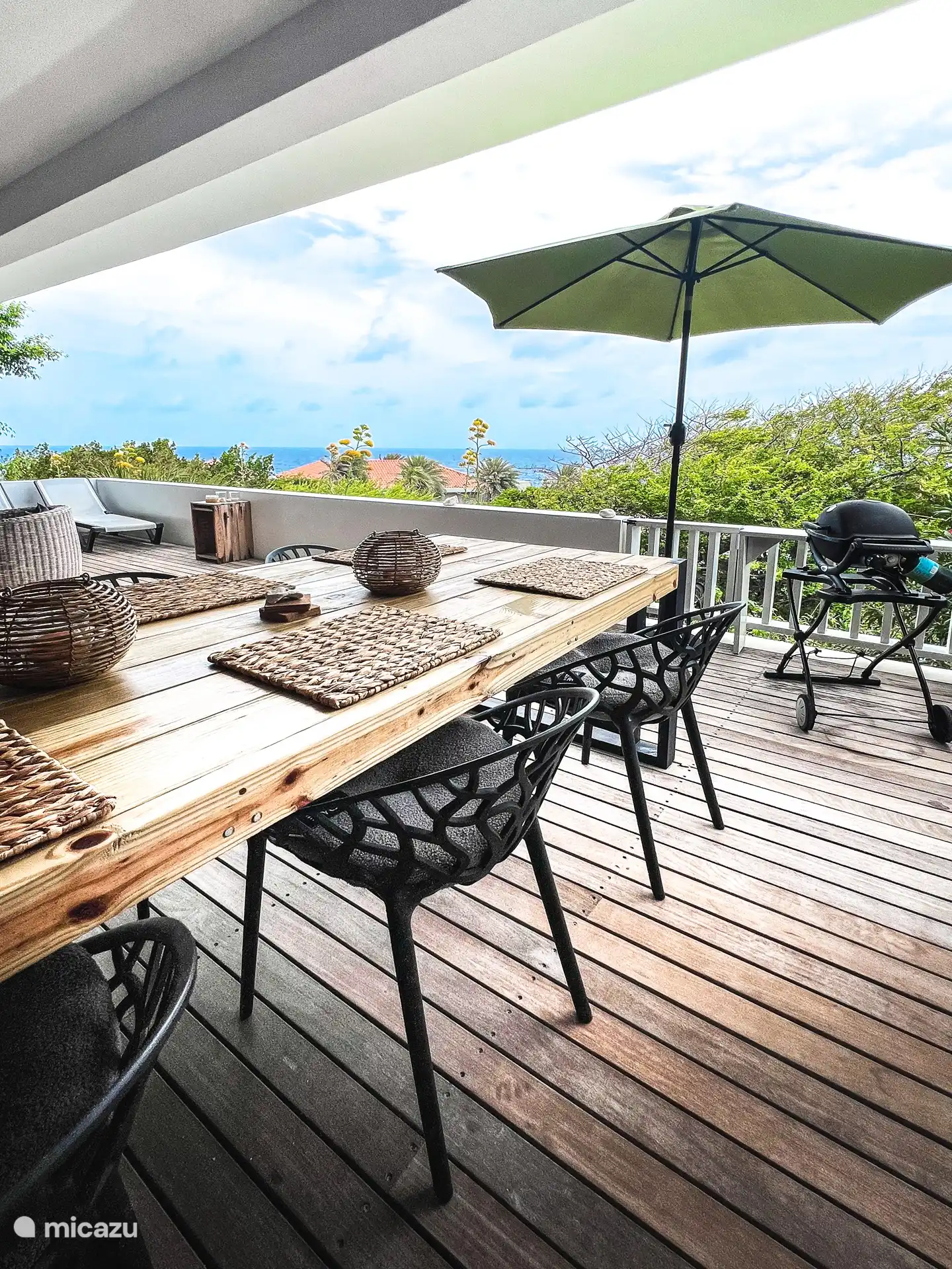 Comer y descansar con vista al mar Caribe.