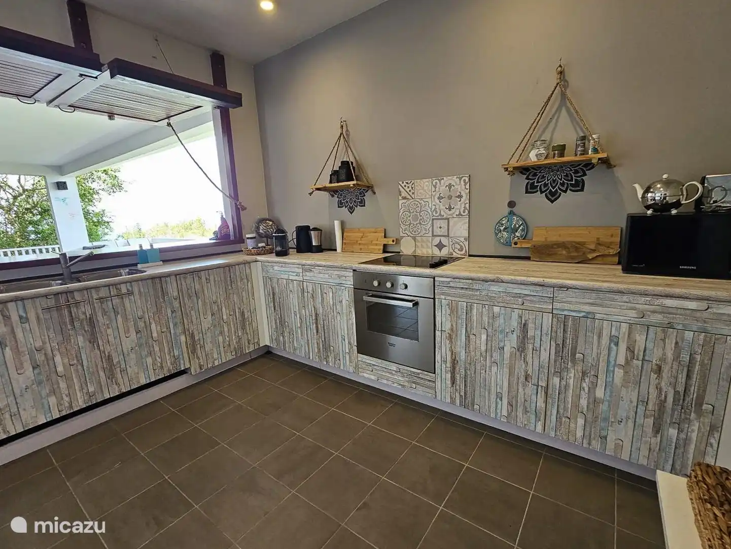 Cocina con vista al mar Caribe.