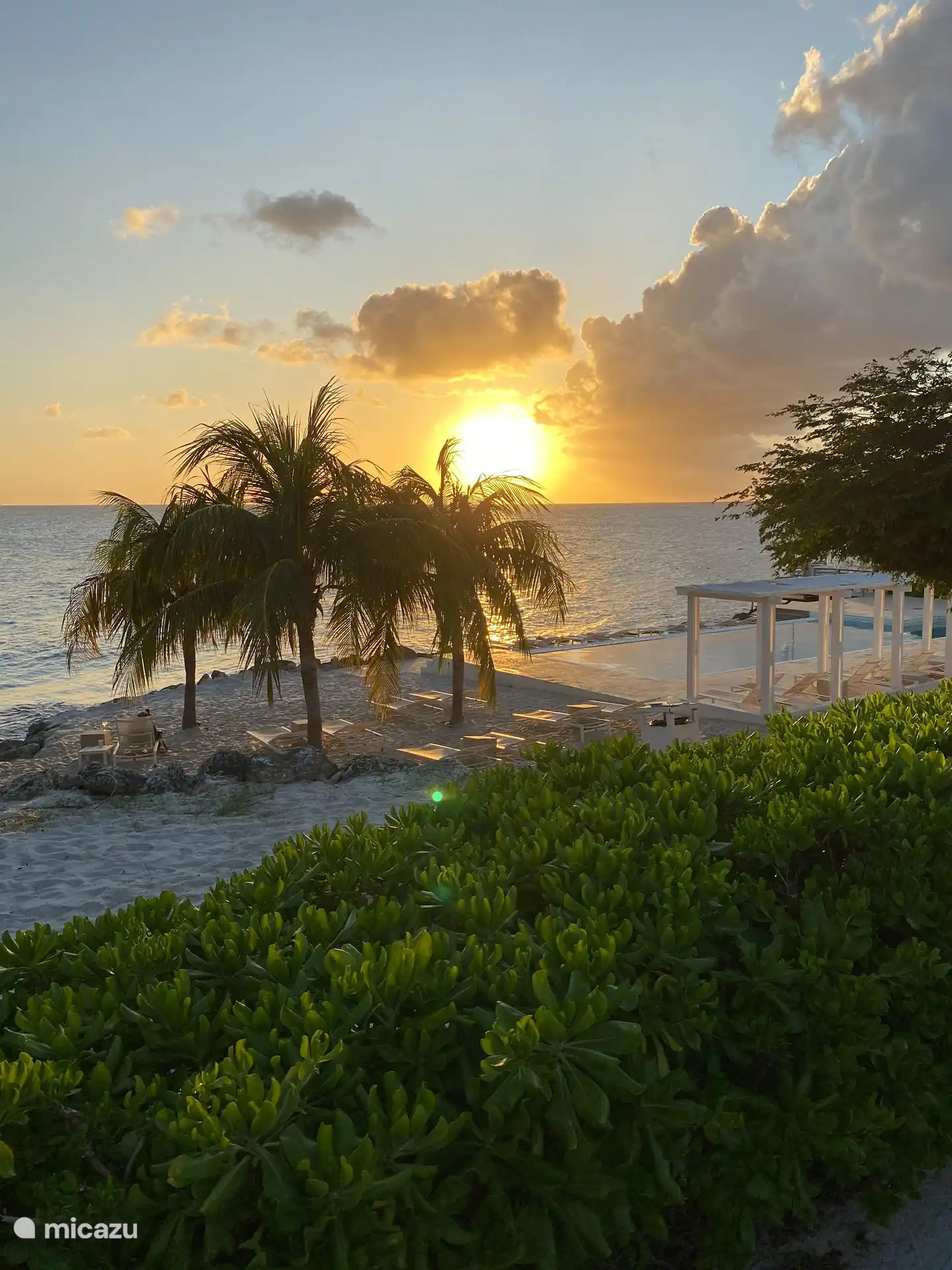 La piscina adicional con puesta de sol.