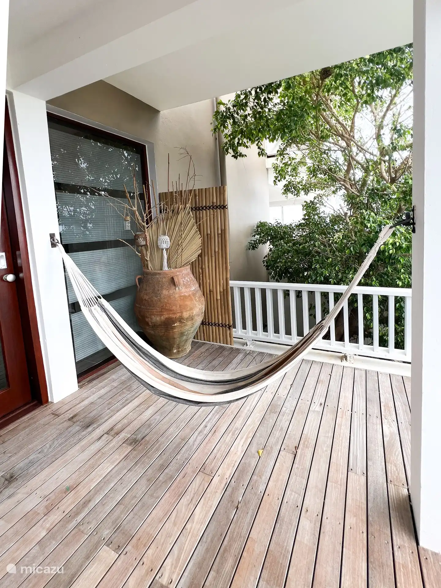 Relájate en una hamaca.