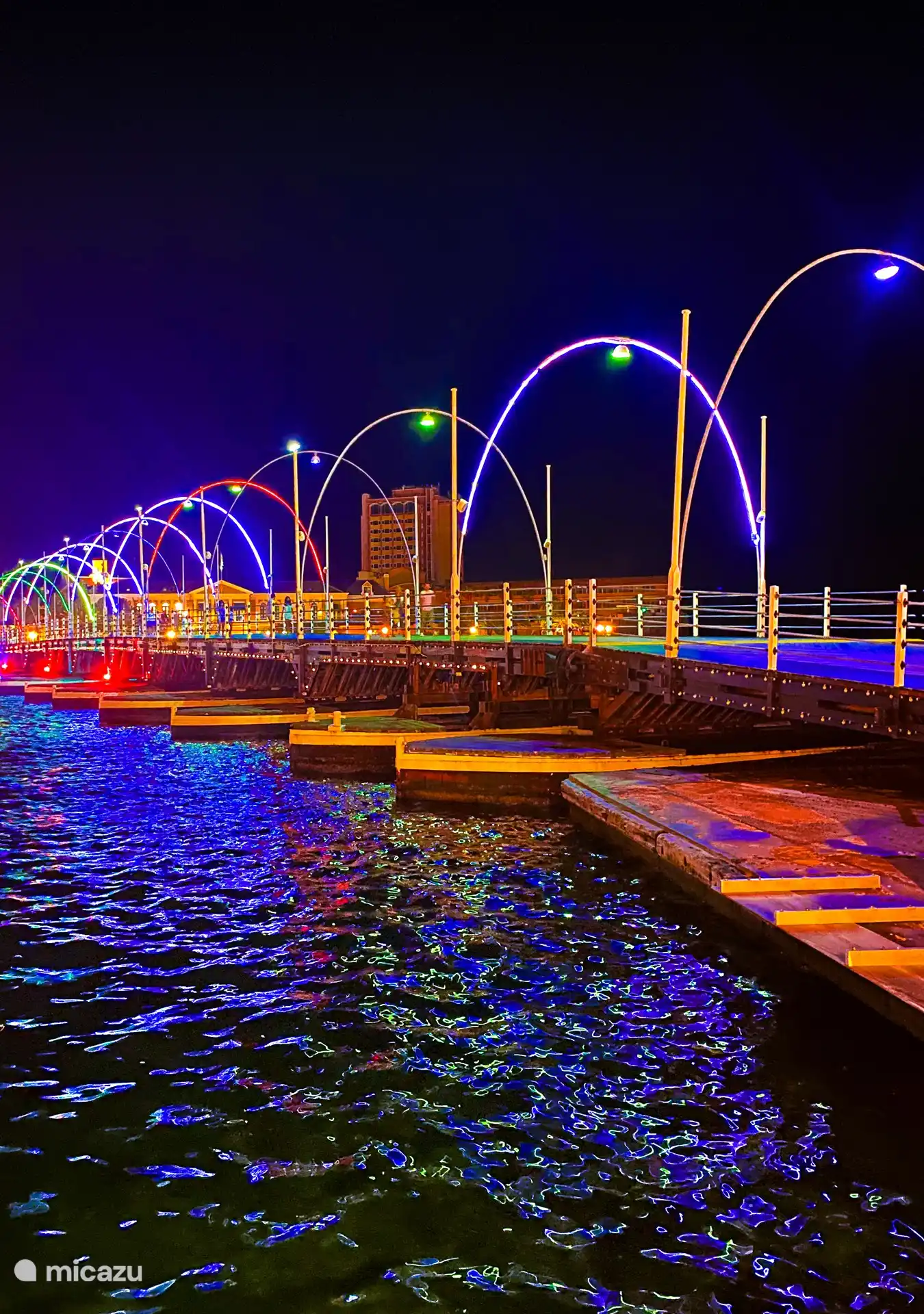 El puente de pontones en Willemstad.
