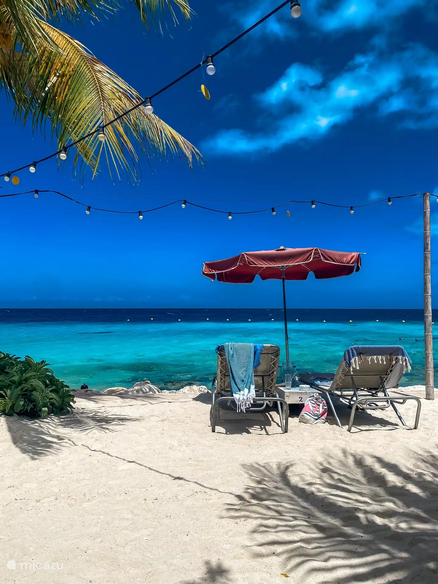 Relájate en la playa de Karakter.