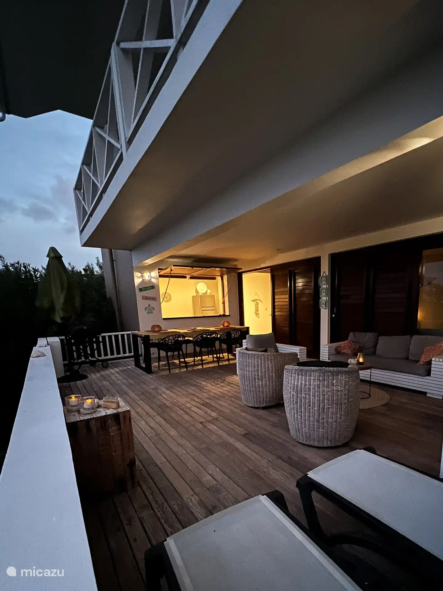 Desde la cocina (la ventana abierta) tiene una hermosa vista sobre el mar Caribe incluso si se lava las manos.