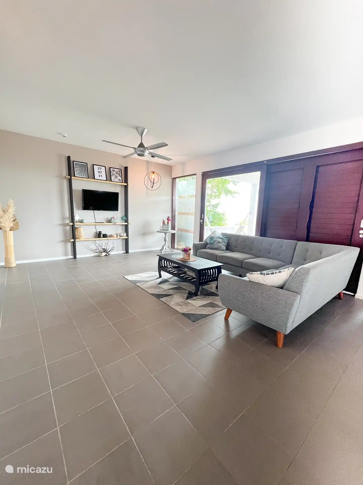 Sala de estar con TV.