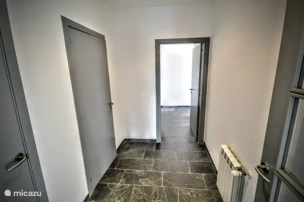 Hall menant à la chambre du rez-de-chaussée