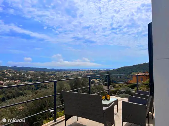 Vue de la terrasse à l'étage.