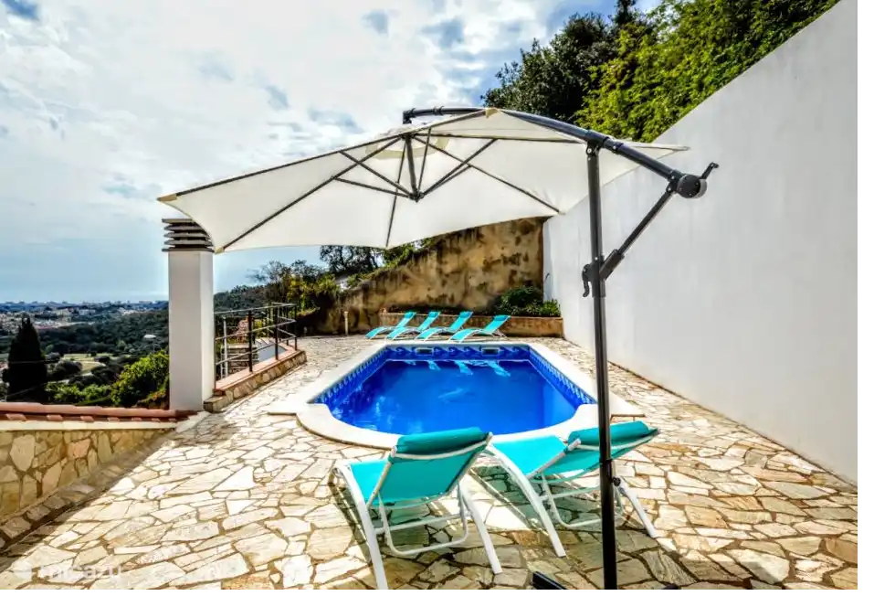 Piscine au 1er étage, tellement d'intimité. La taille de la piscine est de 9,00 X 3,80 m.