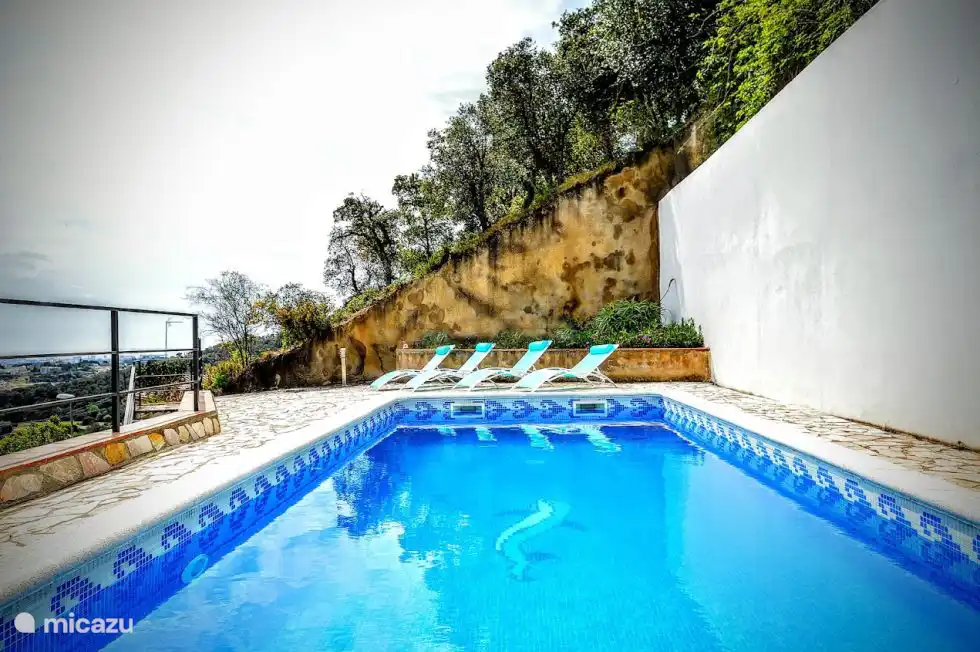 Piscine à l'étage avec 6 transats.