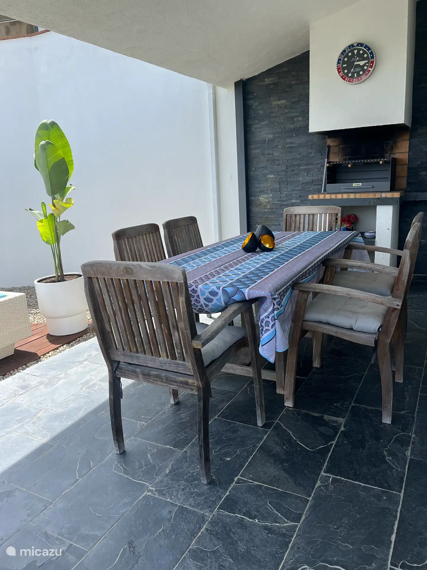 Couverture avec salon de jardin