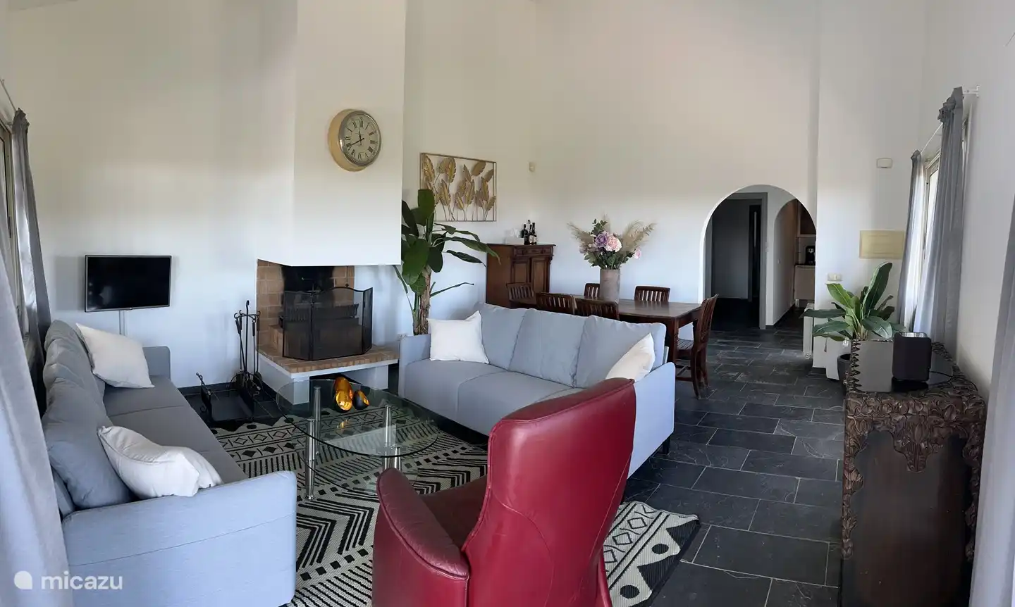 Salon avec grande cheminée.