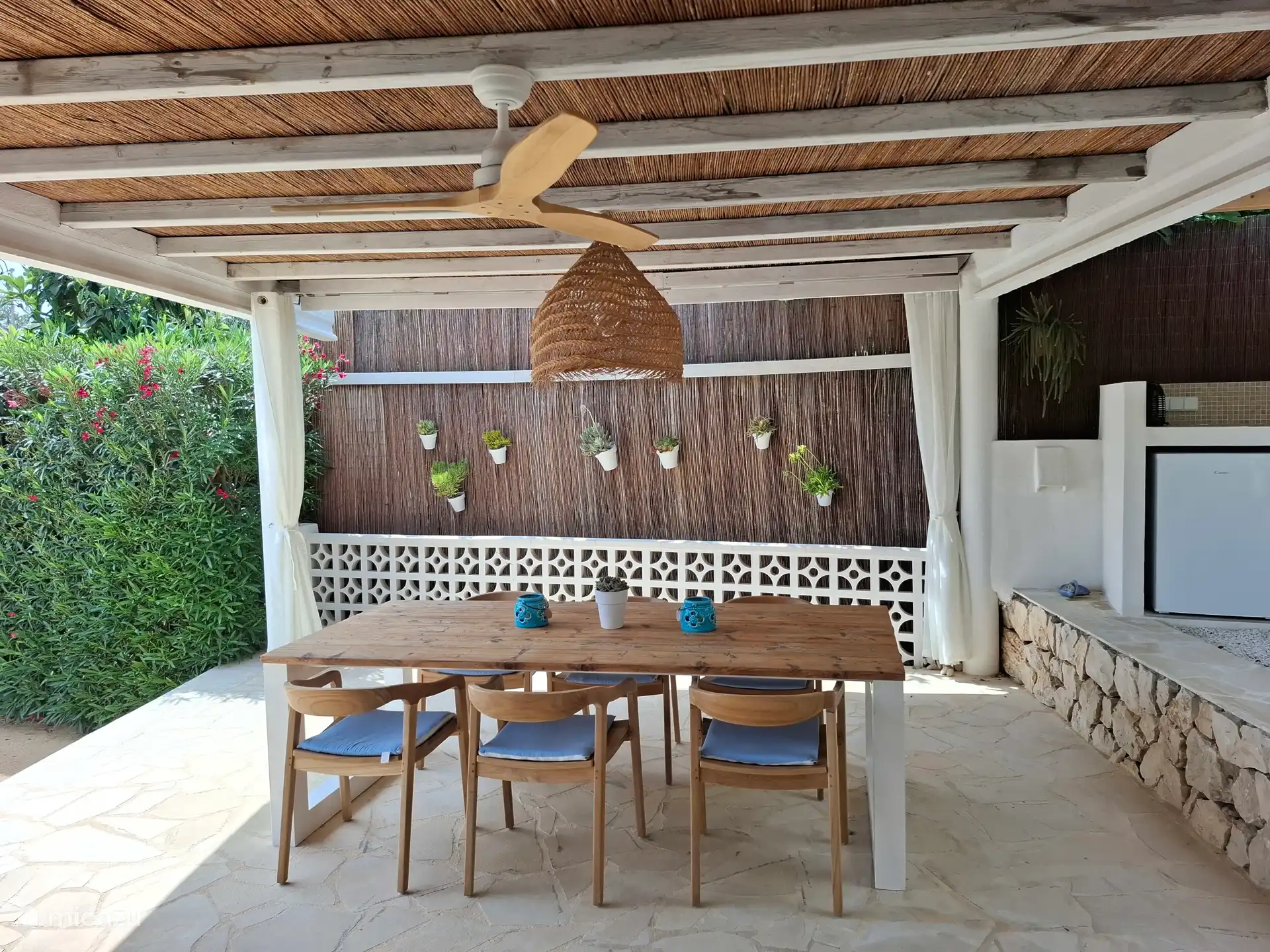 Gemütliche überdachte Terrasse direkt neben Küche und Außenküche.