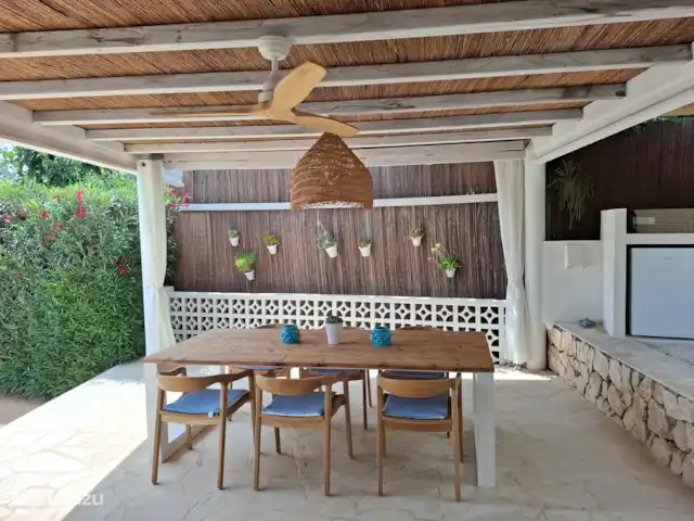 Casa Mare Selva en España, Costa Blanca, Benissa - casa vacacional Acogedora terraza cubierta justo al lado de la cocina y la cocina al aire libre.