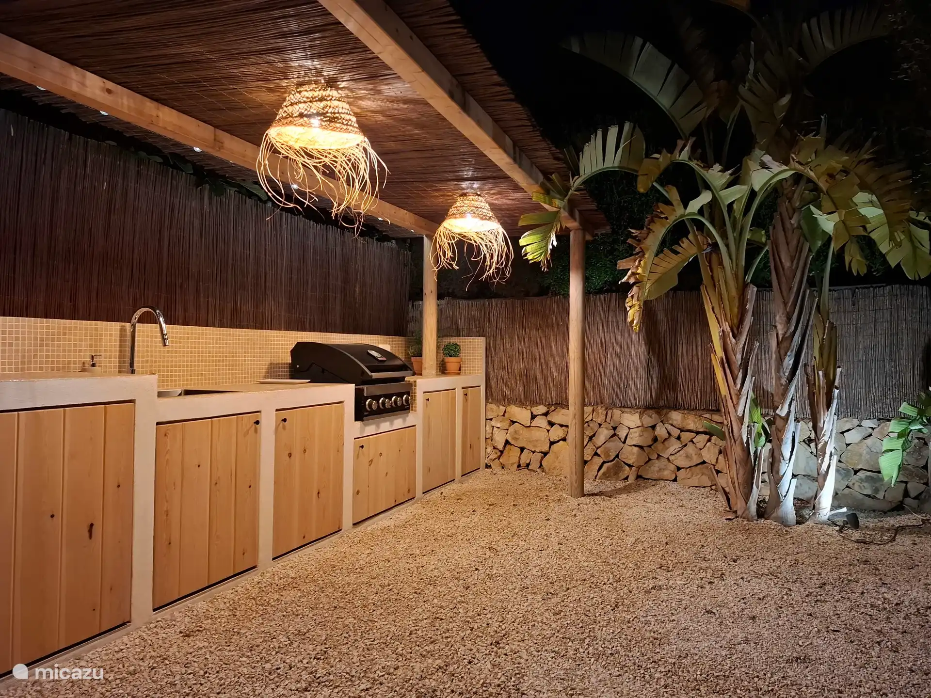 Außenküche in abendlicher Atmosphäre.