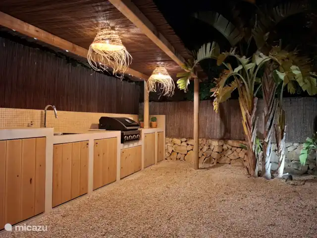 Casa Mare Selva en España, Costa Blanca, Benissa - casa vacacional Cocina al aire libre en un ambiente nocturno.