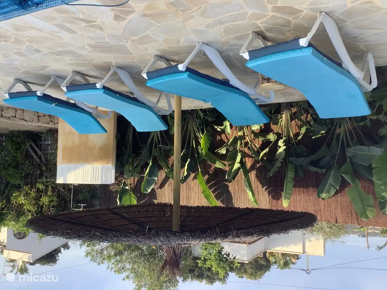 Schattenplatz unter einem schönen großen Sonnenschirm.