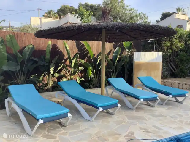 Casa Mare Selva en España, Costa Blanca, Benissa - casa vacacional Área de sombra bajo una hermosa sombrilla grande.