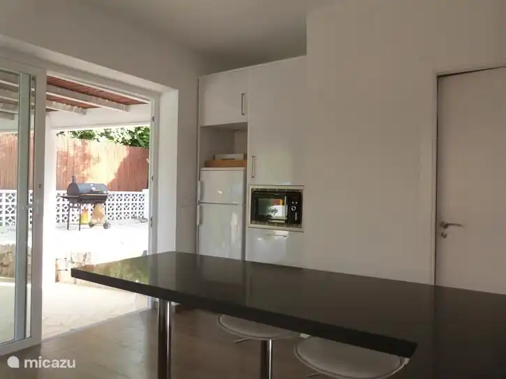 Küche direkt verbunden mit überdachter Terrasse.