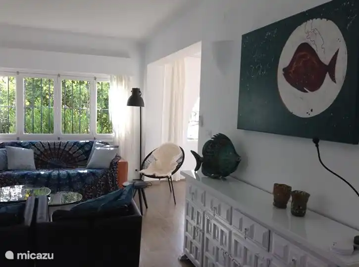 Wohnzimmer mit viel Licht.