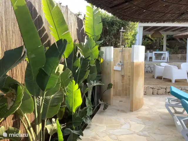 Casa Mare Selva en España, Costa Blanca, Benissa - casa vacacional Ducha exterior con agua caliente rodeada de plantas tropicales.