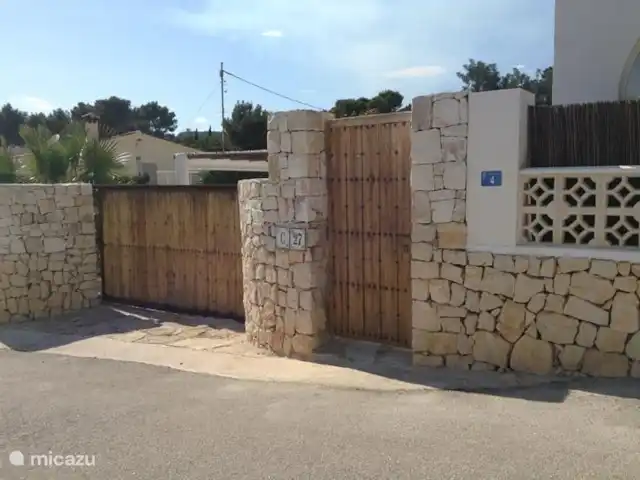 Casa Mare Selva en España, Costa Blanca, Benissa - casa vacacional Puerta con carácter y entrada con plaza de aparcamiento.