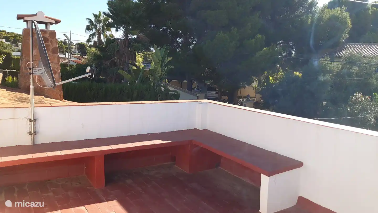 Dachterrasse mit Sitzgelegenheit.